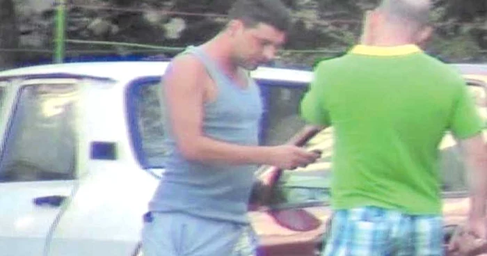 Agentul Petrică Negoiţă (stânga) în timp ce stabilea cu unul dintre complici modalitatea de comunicare. 