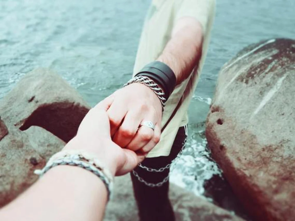 
    În momentul în care trebuie să dai drumul persoanei iubite te vei simţi trist, dar cu timpul vei vedea că există şi părţi bune atunci când ai o relaţie la distanţăfoto: huffingtonpost.co,uk  