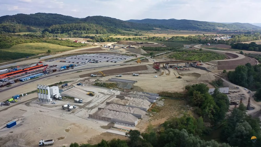 Asfaltul a ajuns la un tunel important de pe Autostrada Sibiu-Pitești. Lucrările pe secțiunea Tigveni-Curtea de Argeș se apropie de 95%