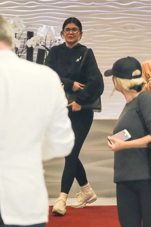Kylie Jenner a fost fotografiată la un cabinet stomatologic din Beverly Hills