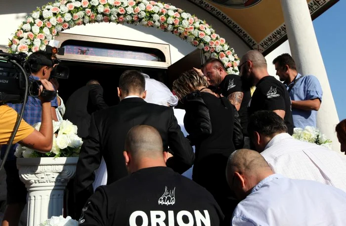 Andreea a fost ajutată de bodyguarzi să urce treptele