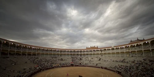 Toreadorul spaniol Angel Teruel se luptă cu un taur în corida Las ventas din Madrid. FOTO AP