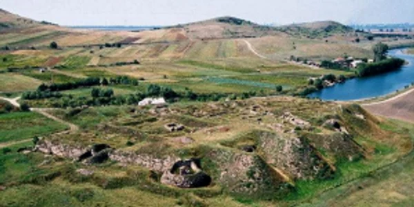 Cetatea antică Dinogetia din Dobrogea Sursa foto wikimapia.org