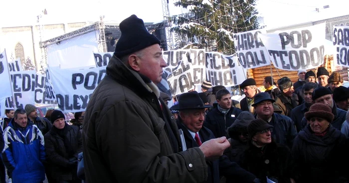 Medicul Ionel Victor Nicolae (stânga, în albastru), implicat în declanşarea evenimentelor din centru