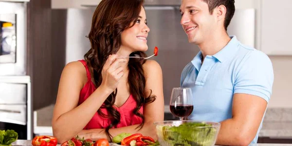 iubiti - cuplu- bucatarie - FOTO Shutterstock