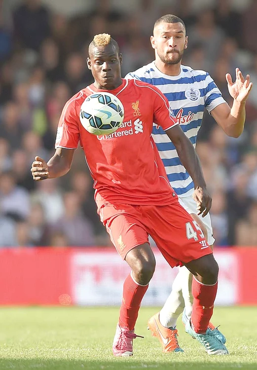 
    Octombrie 2014. La Liverpool, Mario  Balotelli îşi lăsase  o creastă mai lată,  pe care o vopsise blondFoto: AP  