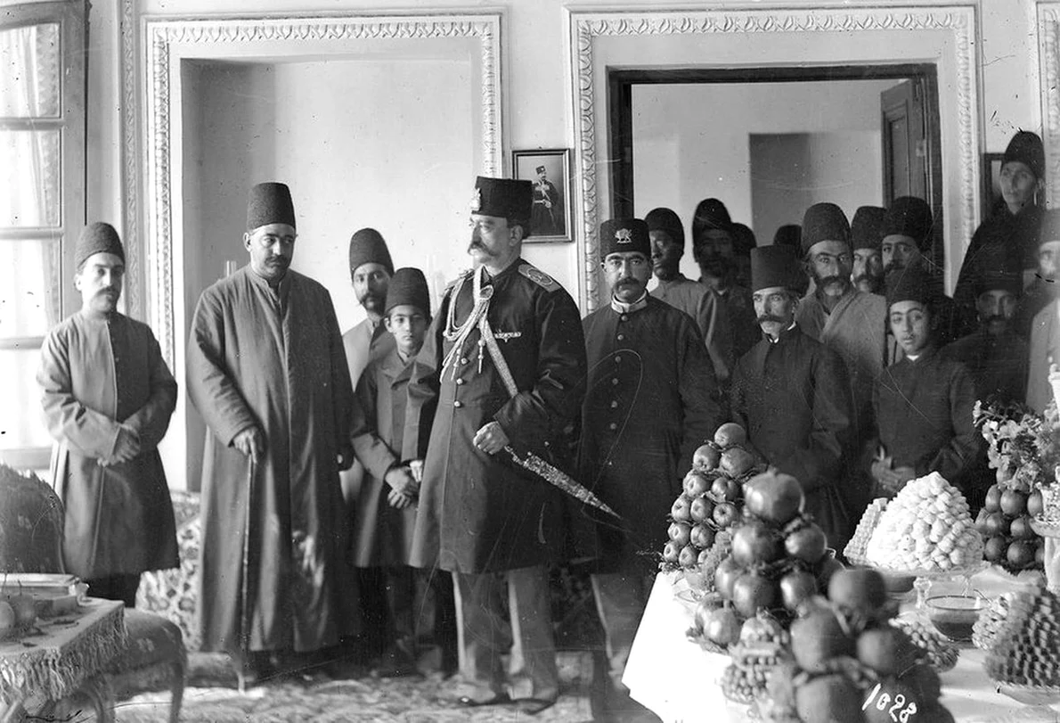 Șahul Naser al-Din și anturajul său, în 1890. Fotografie de Antoin Sevruguin