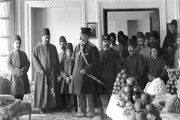 Șahul Naser al-Din și anturajul său, în 1890. Fotografie de Antoin Sevruguin