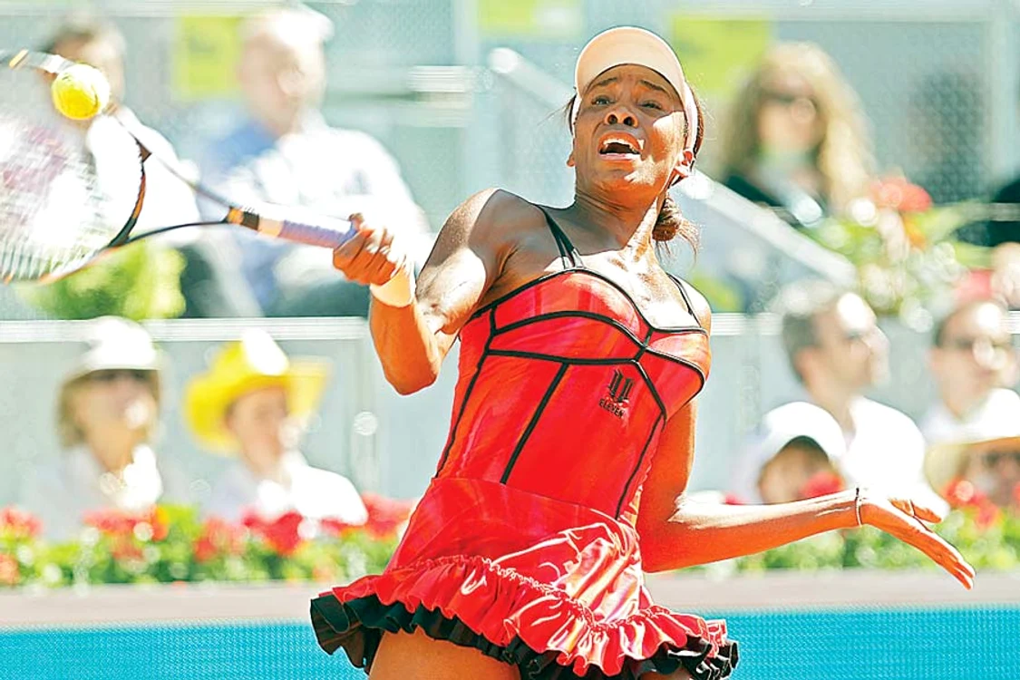 În vîrstă de 33 de ani,  Venus Williams este una  dintre jucătoarele care  surprind la fiecare apariţie  atât prin echipament,  cât şi prin coafură (Fotografii: Reuters)
