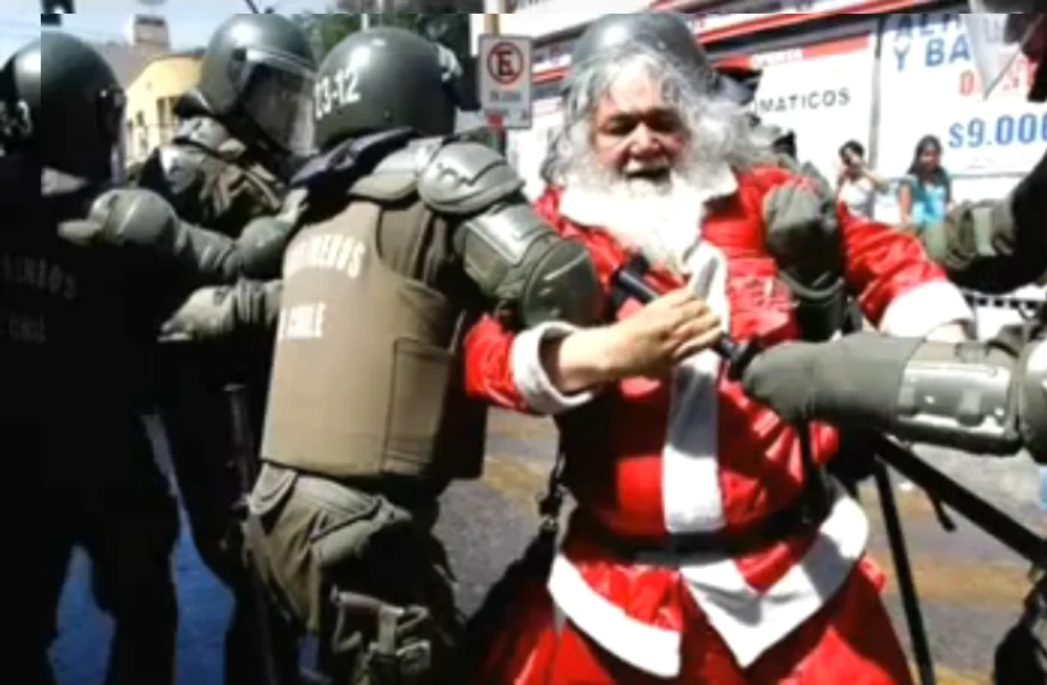 
    Într-una dintre imagini „victima“ mascaţilor este chiar Moş Crăciun  