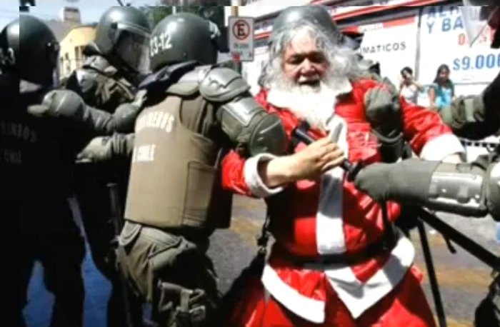 Într-una dintre imagini „victima“ mascaţilor este chiar Moş Crăciun