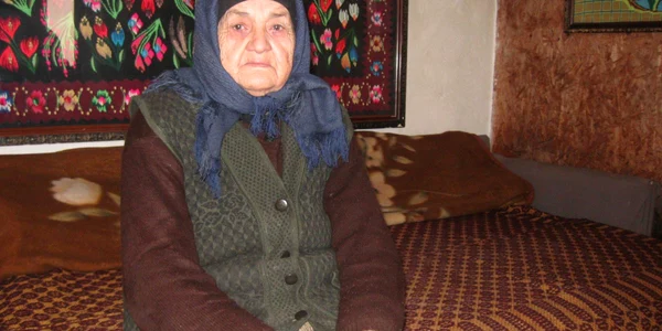 În căsuţa ei din Ciorani, mama lui Nelu stă cu gândul doar la fiul ei
