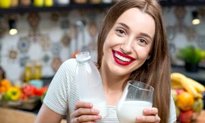 femeie bea lapte jpg