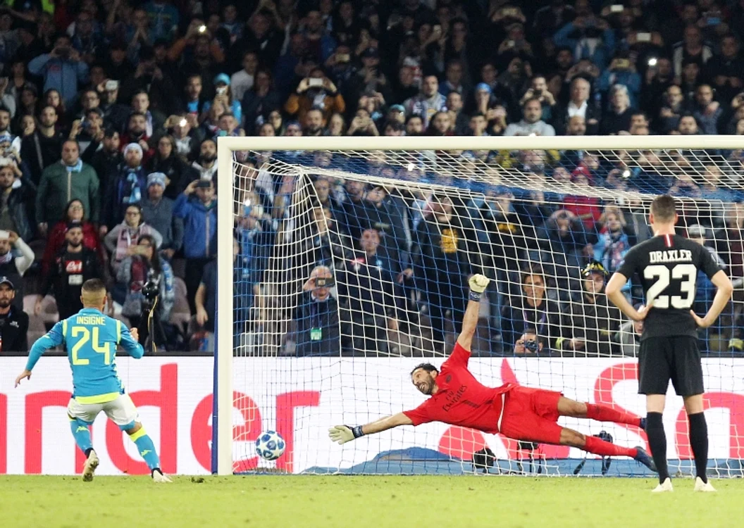 
    Napoli a egalat printr-un penalty obținut după un ofsaid nesancționatFoto: Guliver / GettyImages  