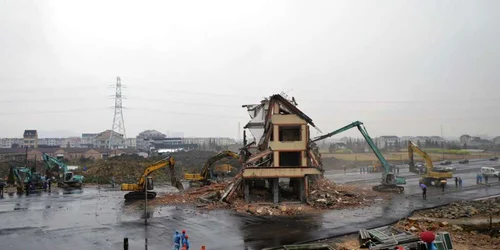 Casa din mijlocul unei autostrăzi din oraşul Wenling