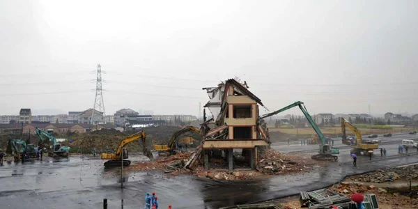Casa din mijlocul unei autostrăzi din oraşul Wenling