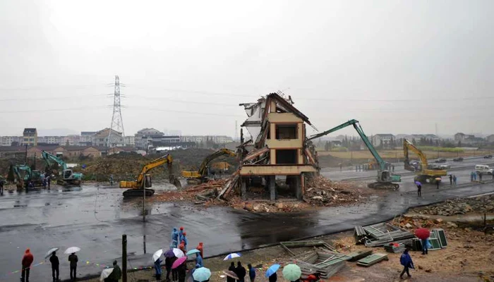 Casa din mijlocul unei autostrăzi din oraşul Wenling, aflat în provincia Zhejiang din estul Chinei, a fost dărâmată. FOTO: Reuters