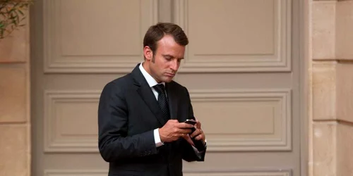 Macron telefon EPA