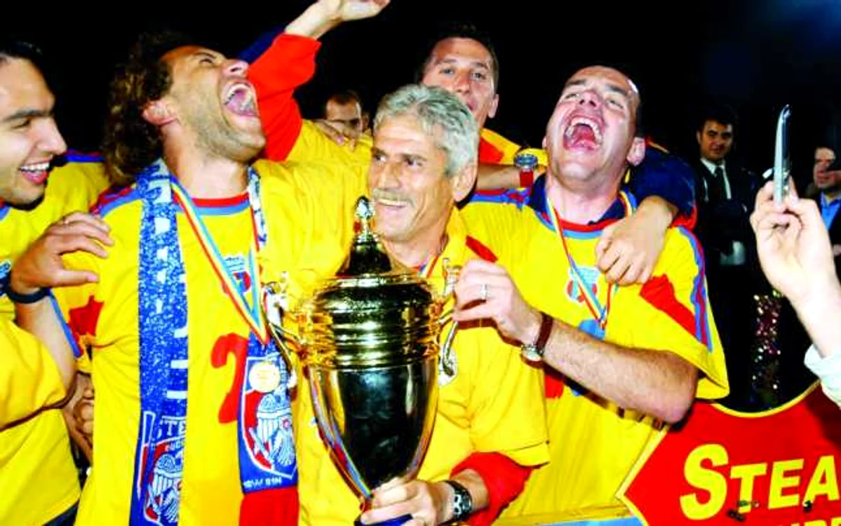 Vasile Iordache (centru) a cucerit trei titluri cu Steaua ca jucător şi încă unul ca antrenor de portari. FOTO: Sportpictures.eu