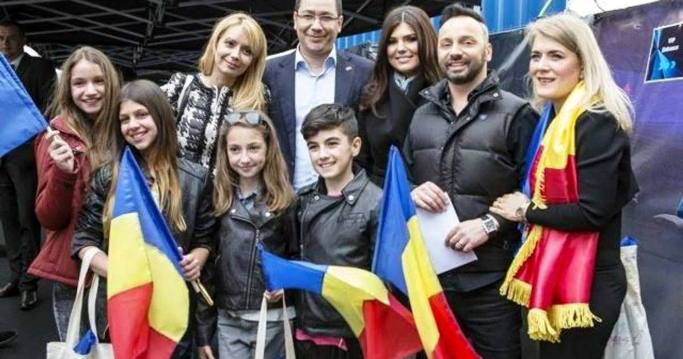 Victor Ponta, alături de soţia sa, Daciana Sârbu, de cei patru copii de la „Next Star“ şi de reprezentanţii României la Eurovision, Paula Seling, Ovidiu Cernăuţeanu şi şefa delegaţiei române, Liana Stanciu FOTO Facebook/ Victor Ponta