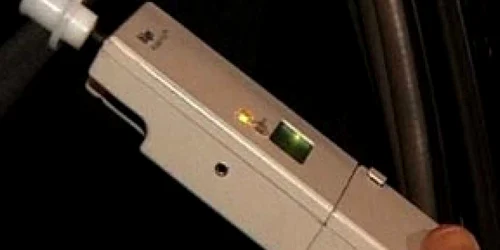 Conducătorul auto a fost testat cu aparatul etilotest