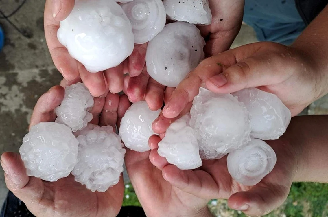 Bucăți de grindină căzute în zona Horezu Vâlcea Foto Damian Tarbujaru 