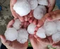 Bucăți de grindină căzute în zona Horezu Vâlcea Foto Damian Tarbujaru