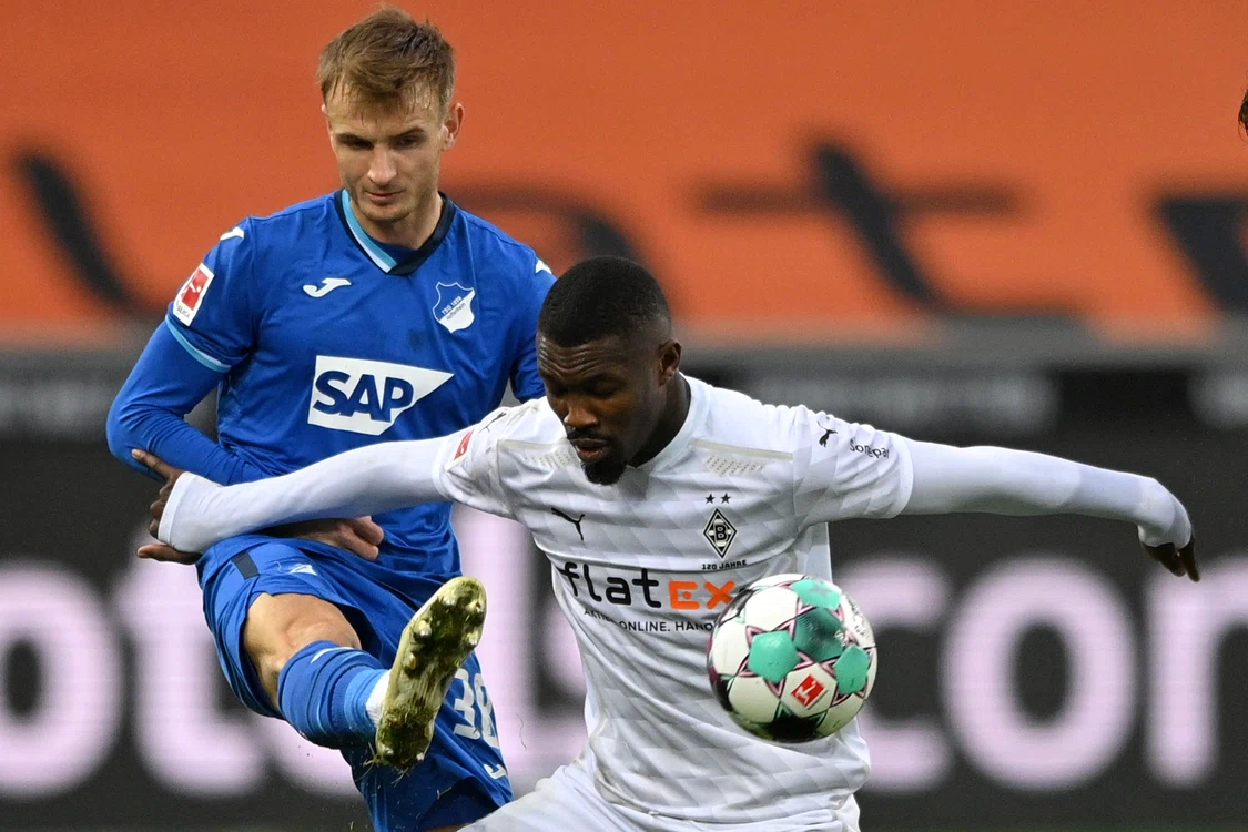 
    Marcus Thuram, în duel cu Stefan PoschFoto: EPA-EFE  