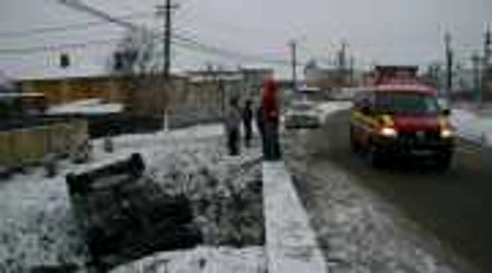 Șoferul și pasagera din accidentul de la Bradu au scăpat cu răni ușoare