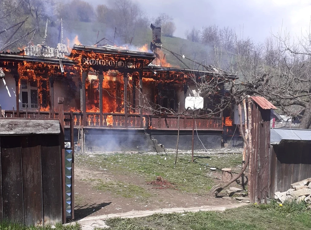 Locuința din Ghindăoani a ars în totalitate FOTO ISU Neaamț