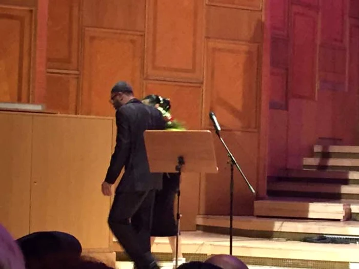 Saxofonistul a ajutat-o pe artistă să coboare de pe scenă