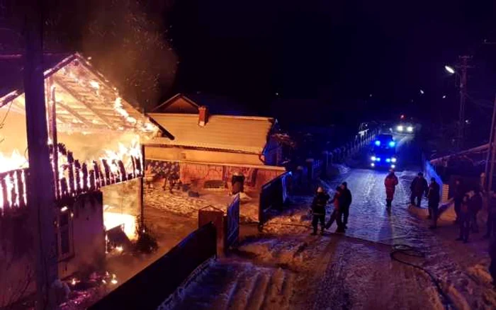 Incendiu devastator la o casă din Mihoveni. FOTO ISU Suceava