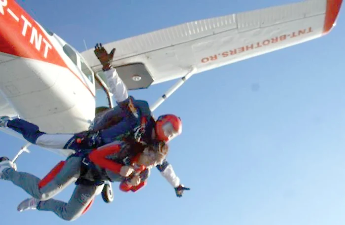 Sorana a fost însoţită de un instructor în timpul zborului (Fotografii: Twitter)