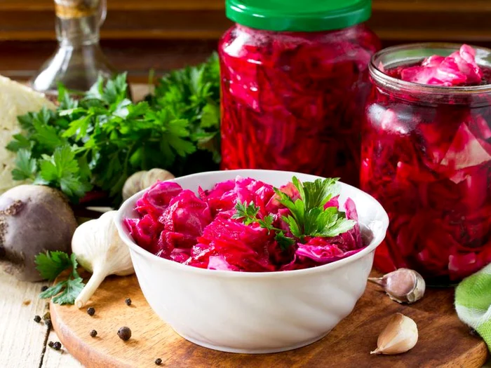 Varză cu sfeclă roșie.