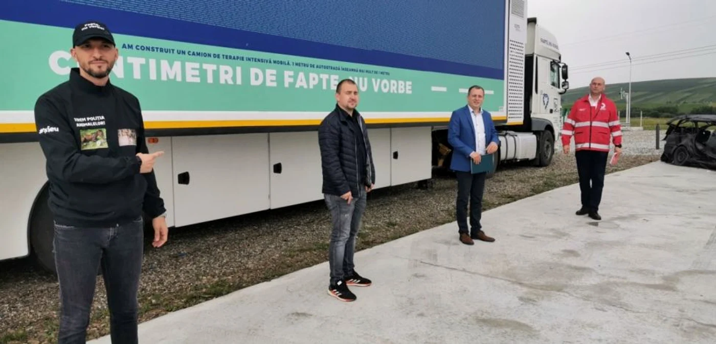 Ştefan Mandachi alături deIonuţ Ilie şi Corneliu Dediu. În spatele lor, Unitatea Mobilă de Terapie Intensivă FOTO: Oana Şlemco