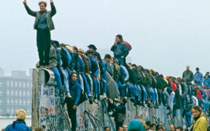 9 noiembrie 1989: „unde de şoc“ şi semnul victoriei Foto: Régis Bossu
