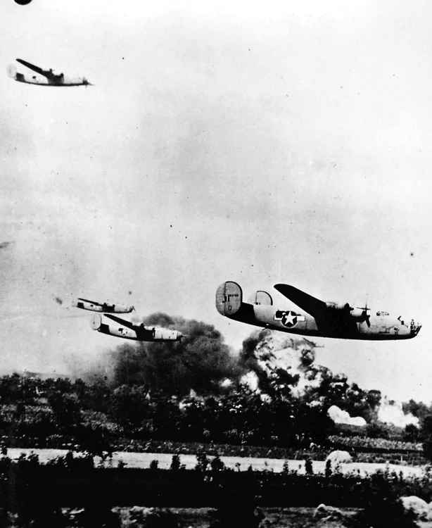 Avioane B-24 Liberator zburând la joasă altitudine în apropiere de Ploiești (© U.S. Air Force)