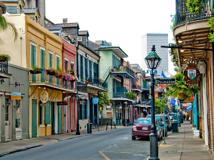 New Orleans,  Louisiana. Culorile vibrante ale cartierului francez fac din New Orleans unul dintre cele mai frumoase oraşe de pe teritoriul Statelor Unite ale Americii. 