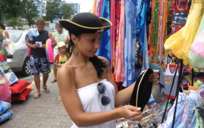 Constanţa: Litoral 2009 / Pălării de pirat pentru turiştii cu spirit de aventură