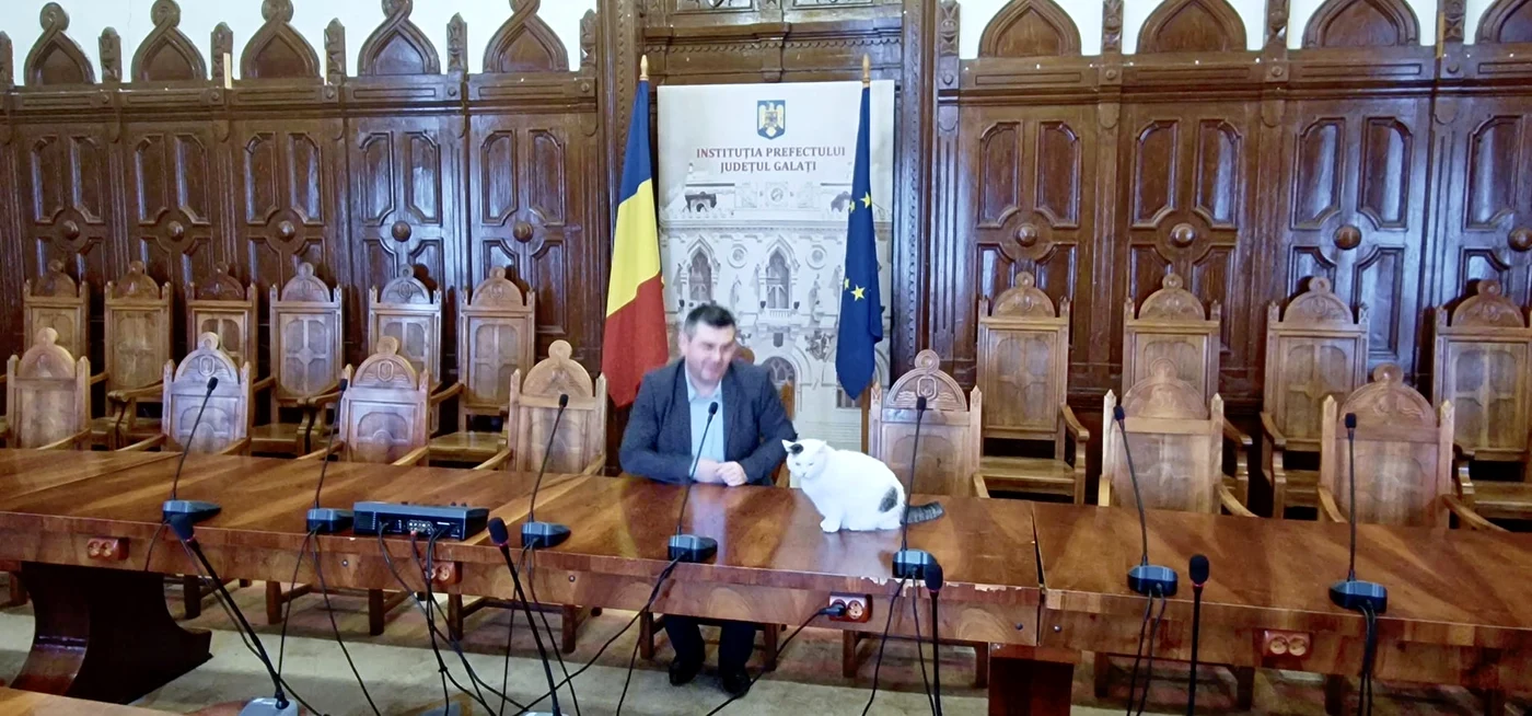 Pisica și subprefectul Ciprian Manea FOTO: Arhivă Personală/Facebook