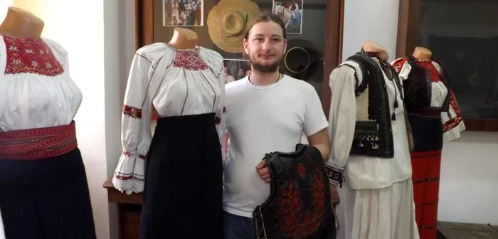 Sebastian Paic  crede că elementele decorative de pe costumele populare istorisesc viziunea despre lume a ţăranului român. În prim plan apare costumul tradiţional din Lăpuş, considerat prototipul costumelor populare din Ardeal FOTO: Remus Florescu