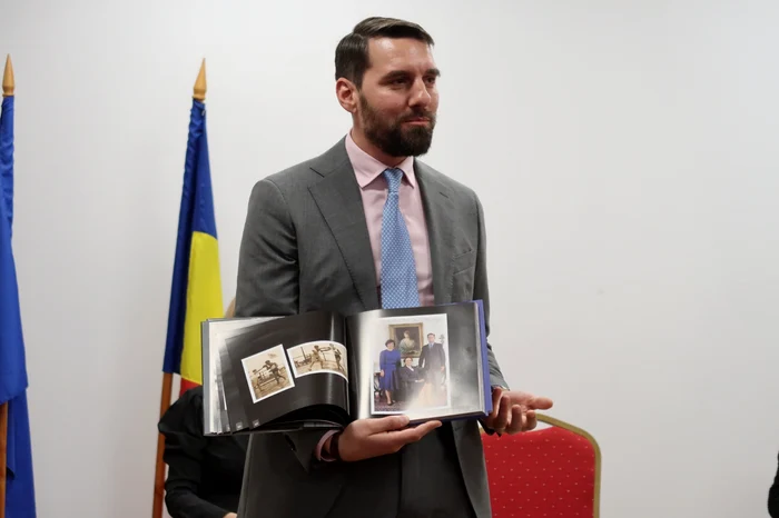 Nepotul  prezintă  mândru  albumul  dedicat  bunicului  său, Regele  Mihai 
