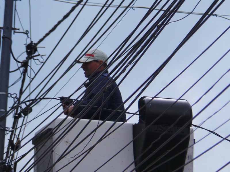 Circa 100 km de cabluri aeriene ale serviciilor de telecomunicaţii au fost dezafectate de pe stâlpii din Capitală în ultimele 3 luni