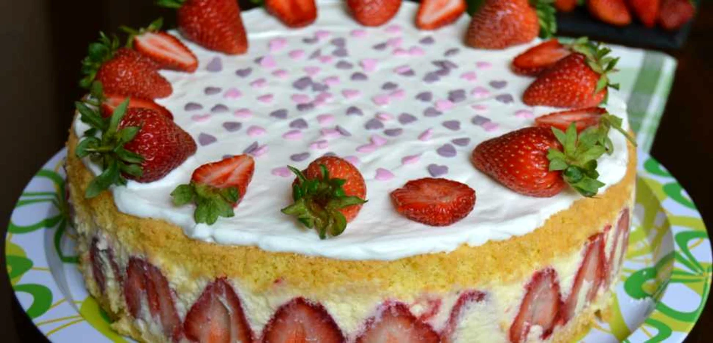 Tort delicios cu ananas şi căpşune. FOTO miremirc.ro