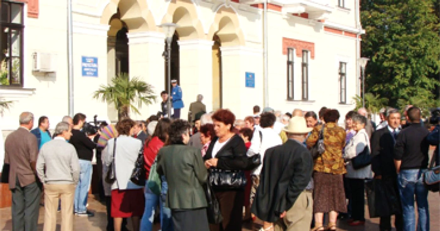Pensionarii gorjeni  au pichetat Prefectura