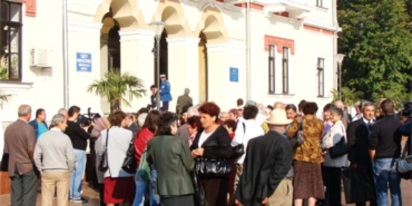 Pensionarii gorjeni  au pichetat Prefectura