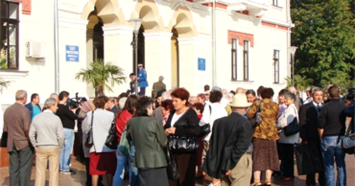 Pensionarii gorjeni au pichetat Prefectura