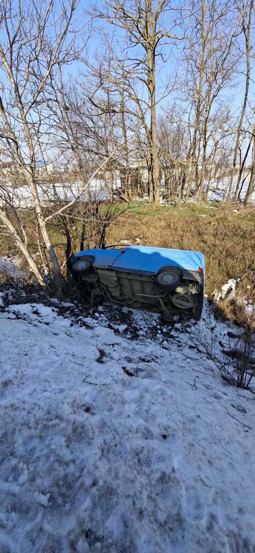 Un șofer a murit după ce s-a răsturnat cu maşina într-un canal de colectare a apelor pluviale