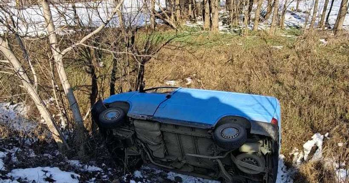 Un șofer a decedat după ce automobilul său s-a răsturnat într-un canal de apă.