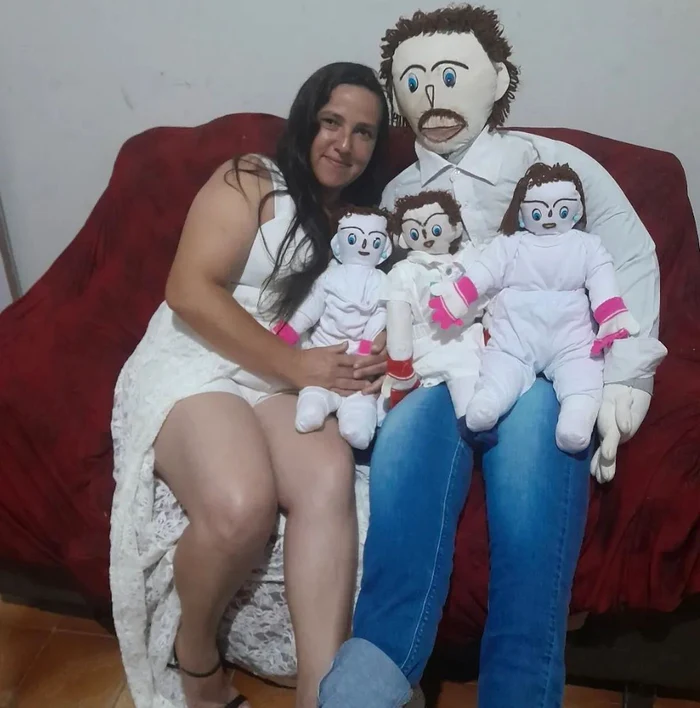 Meirivone Rocha Moraes, alături de soțul ei, păpușa Marcelo, și de cei trei copii ai lor, tot păpuși